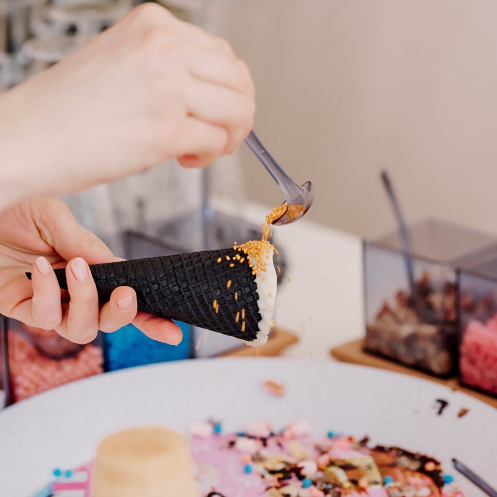 Vahvliäärele kaunistuste puistamine